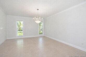 5701 SW 136th St in Miami, FL - Foto de edificio - Building Photo