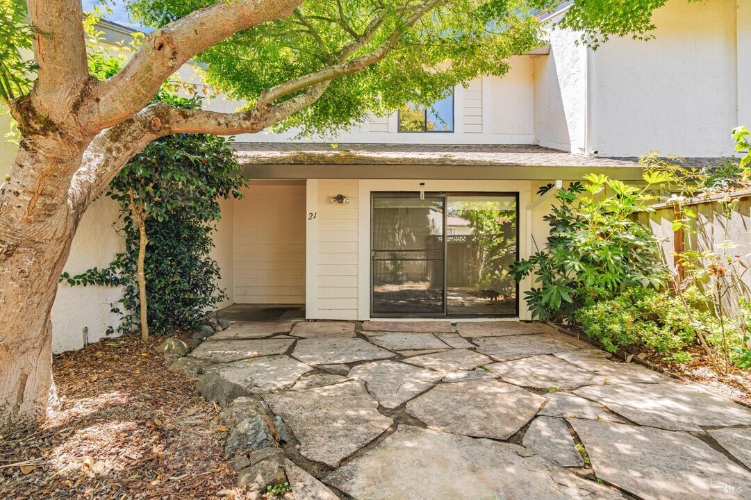 21 Woodstock Ct in San Rafael, CA - Building Photo