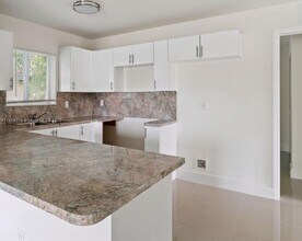 2540 NW 51st Terrace in Miami, FL - Foto de edificio - Building Photo