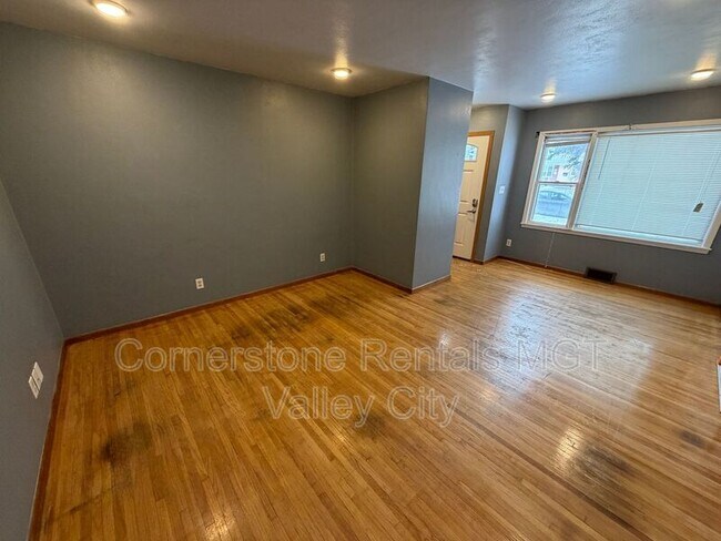 615 10th Ave SW in Valley City, ND - Building Photo - Building Photo