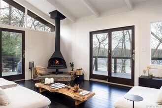 15 Lake View Ct in Southampton, NY - Building Photo - Building Photo