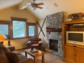 20 June St in Mammoth Lakes, CA - Building Photo - Building Photo