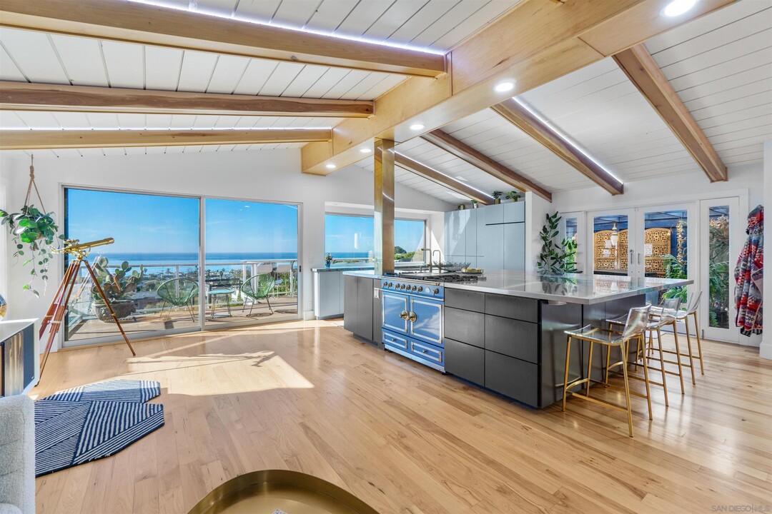 5652 Linda Rosa Ave in San Diego, CA - Foto de edificio