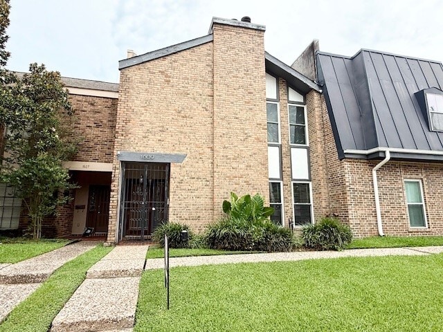 property at 1609 Saxony Ln