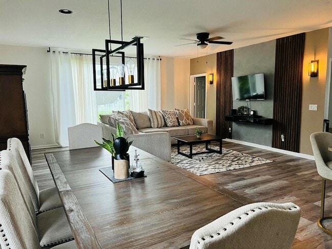 1452 NW Leonardo Cir in Port St. Lucie, FL - Foto de edificio - Building Photo