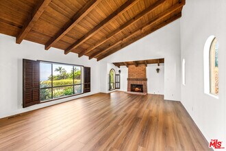 3636 Malibu Country Dr in Malibu, CA - Building Photo - Building Photo