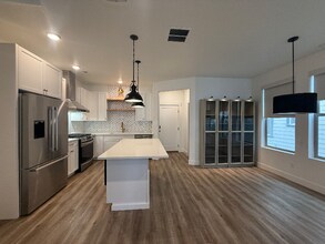5258 W Dock St in South Jordan, UT - Foto de edificio - Building Photo