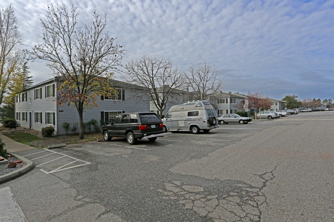 Colonial Village in Auburn, CA - Building Photo