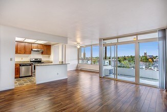 5200 University Way NE-Unit -504 in Seattle, WA - Foto de edificio - Building Photo