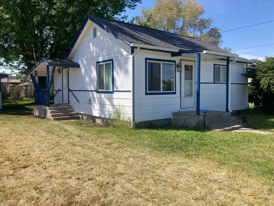 4114 S 2nd St in Union Gap, WA - Foto de edificio