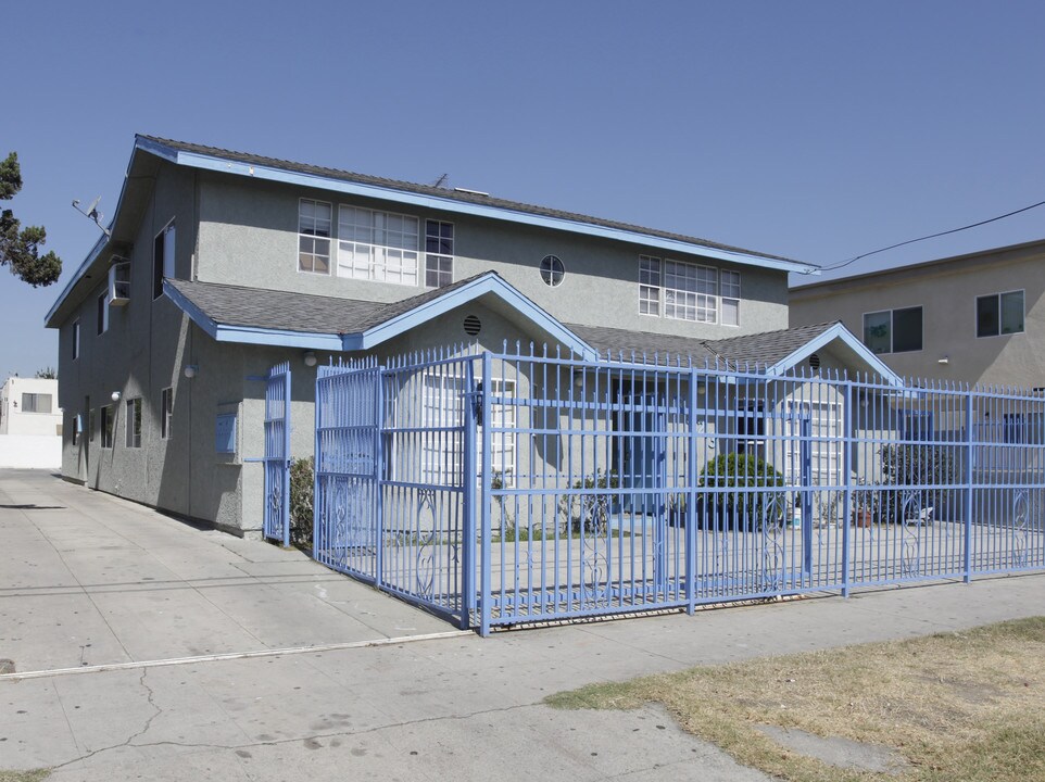 6923 Radford Ave in North Hollywood, CA - Foto de edificio