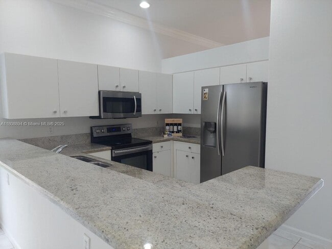 1870 NW 100th Way in Pembroke Pines, FL - Building Photo - Building Photo