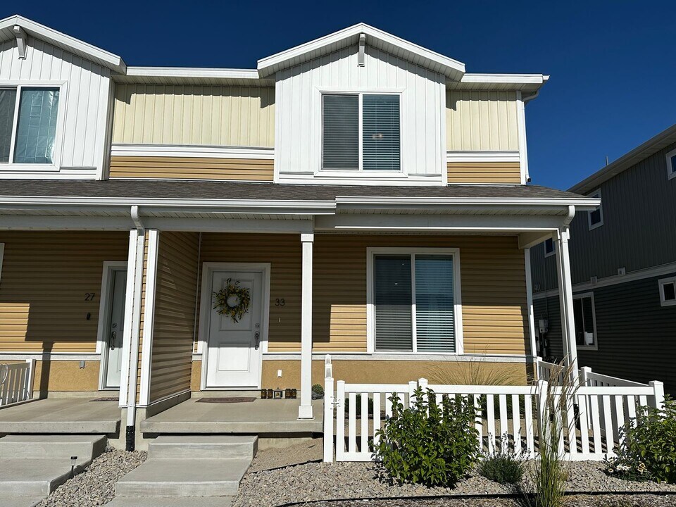 33 N Riverside Dr in Saratoga Springs, UT - Building Photo