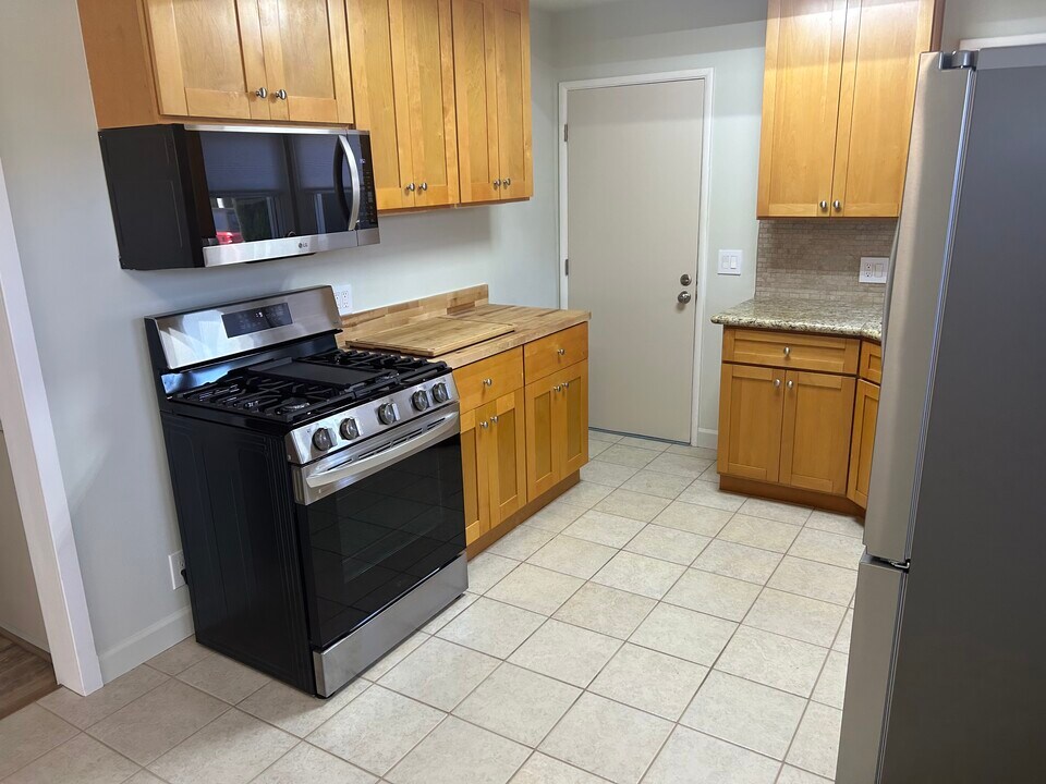 2021 Ocean Park Blvd, Unit Front Unit in Santa Monica, CA - Foto de edificio