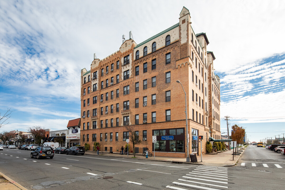 Granada Towers in Long Beach, NY - Foto de edificio