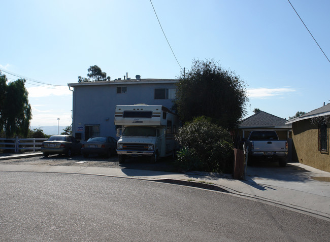 128 E Seaward Ave in San Ysidro, CA - Foto de edificio - Building Photo