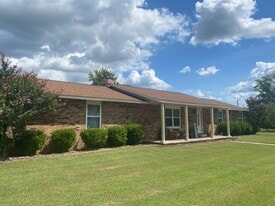 1002 Glenn Dr in Sikeston, MO - Building Photo