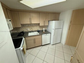801 Brickell Bay Dr, Unit 2064 in Miami, FL - Building Photo - Building Photo