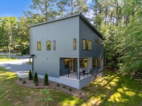 160 Daphine Dr in Hillsborough, NC - Building Photo - Building Photo