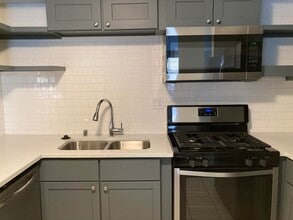 1315 E Elmdale Ct in Shorewood, WI - Foto de edificio - Building Photo