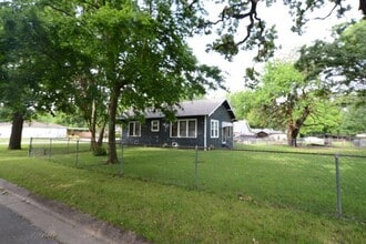 303 W Hester St in Sherman, TX - Foto de edificio - Building Photo