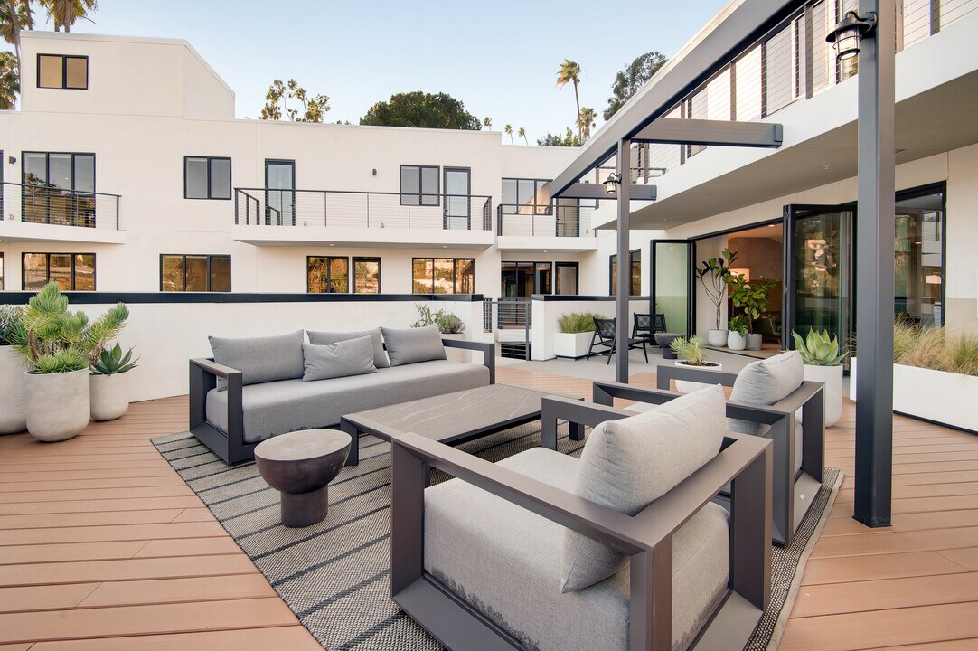 Vica Silverlake in Los Angeles, CA - Building Photo