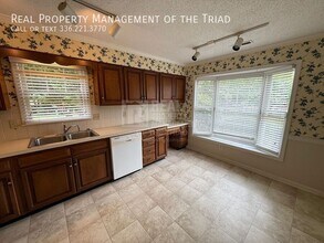 1100 Yellowbell Pl in Greensboro, NC - Building Photo - Building Photo