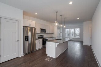 225 Cleveland St in Nashville, TN - Foto de edificio - Building Photo