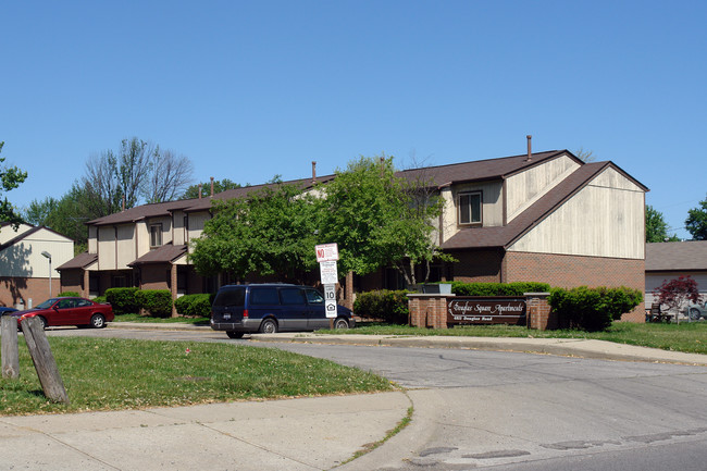 Douglas Square Apartments in Toledo, OH - Foto de edificio - Building Photo