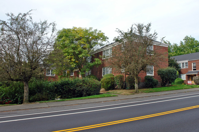 Sandy Crest Terrace Apartments in Portland, OR - Building Photo - Building Photo