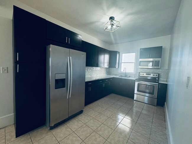 43 Olo St, Unit 1st Floor in Woonsocket, RI - Foto de edificio - Building Photo