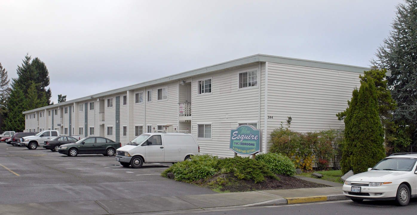 Esquire Apartments in Puyallup, WA - Building Photo