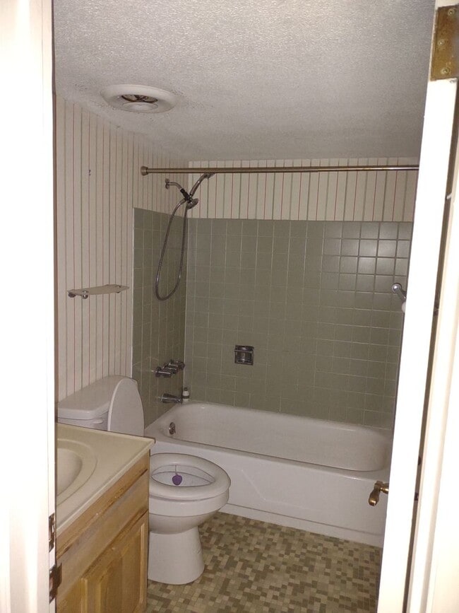 property at 5516 Lakeshore Dr