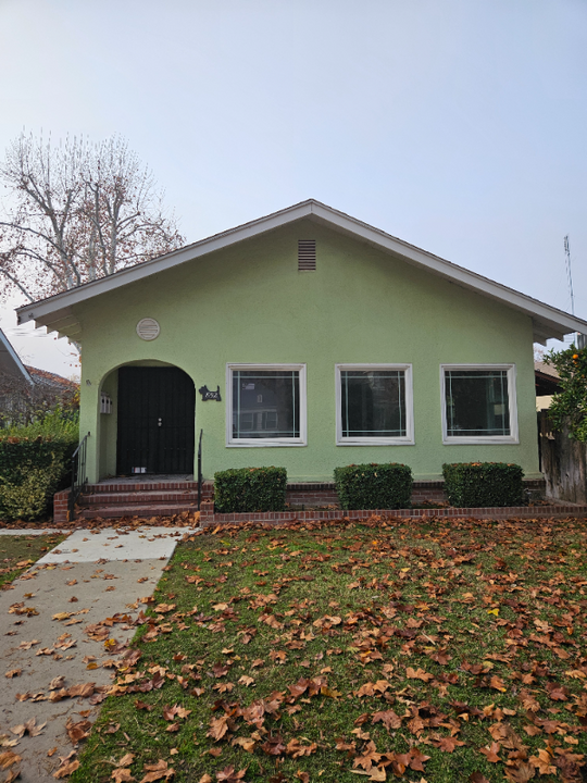 852 W 20th St in Merced, CA - Building Photo