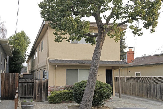 2521 Lincoln Ave in Alameda, CA - Foto de edificio - Building Photo