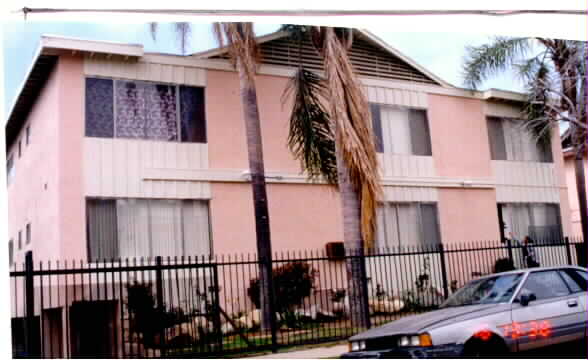 8743 Orion Ave in North Hills, CA - Foto de edificio - Building Photo