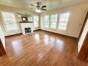 1717 E Houston St in Tyler, TX - Building Photo - Building Photo