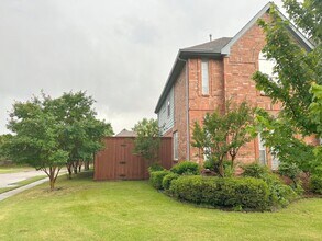 9724 Wolf Creek Dr in Irving, TX - Building Photo - Building Photo
