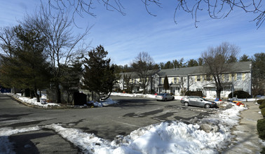 1-40 Louisburg Sq in Lakewood, NJ - Building Photo - Building Photo