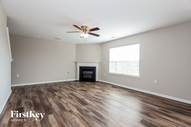 1831 Eastway Dr in Dallas, NC - Foto de edificio - Building Photo