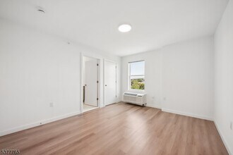 369 18th Ave in Newark, NJ - Building Photo - Building Photo