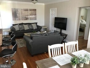 2 W Maple St in Alexandria, VA - Building Photo - Building Photo