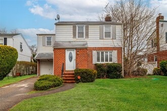 66 Nassau St in Elmont, NY - Building Photo - Building Photo