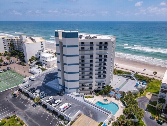 5207 S Atlantic Ave in New Smyrna Beach, FL - Foto de edificio - Building Photo