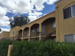 Santa Cruz River Apartments in Tucson, AZ - Foto de edificio - Building Photo