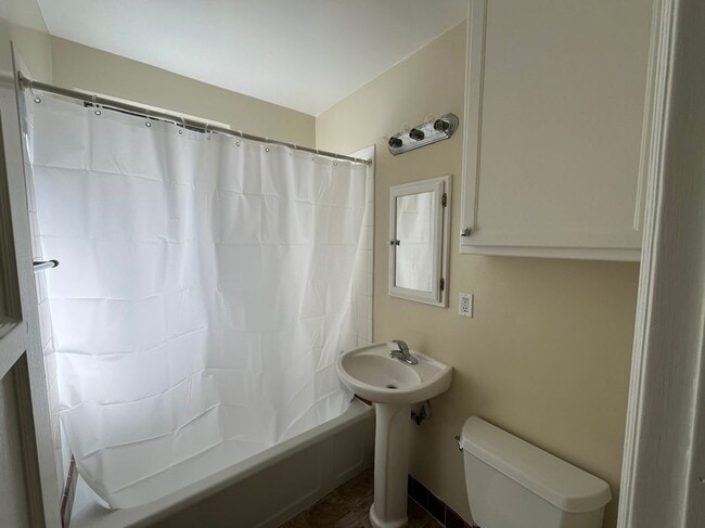 126 N Maple St in Burbank, CA - Foto de edificio - Building Photo