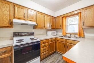 8532 Oakwood Dr in Urbandale, IA - Building Photo - Building Photo
