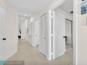 9779 NW 76th Ct in Tamarac, FL - Foto de edificio - Building Photo