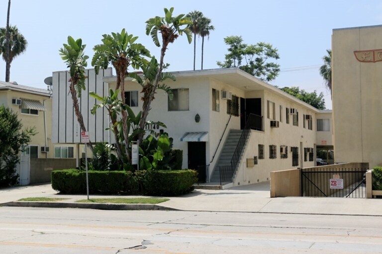 11140 Camarillo St in North Hollywood, CA - Foto de edificio