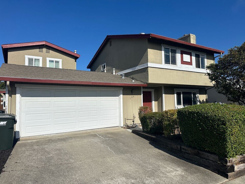 106 Gill Way in Benicia, CA - Foto de edificio